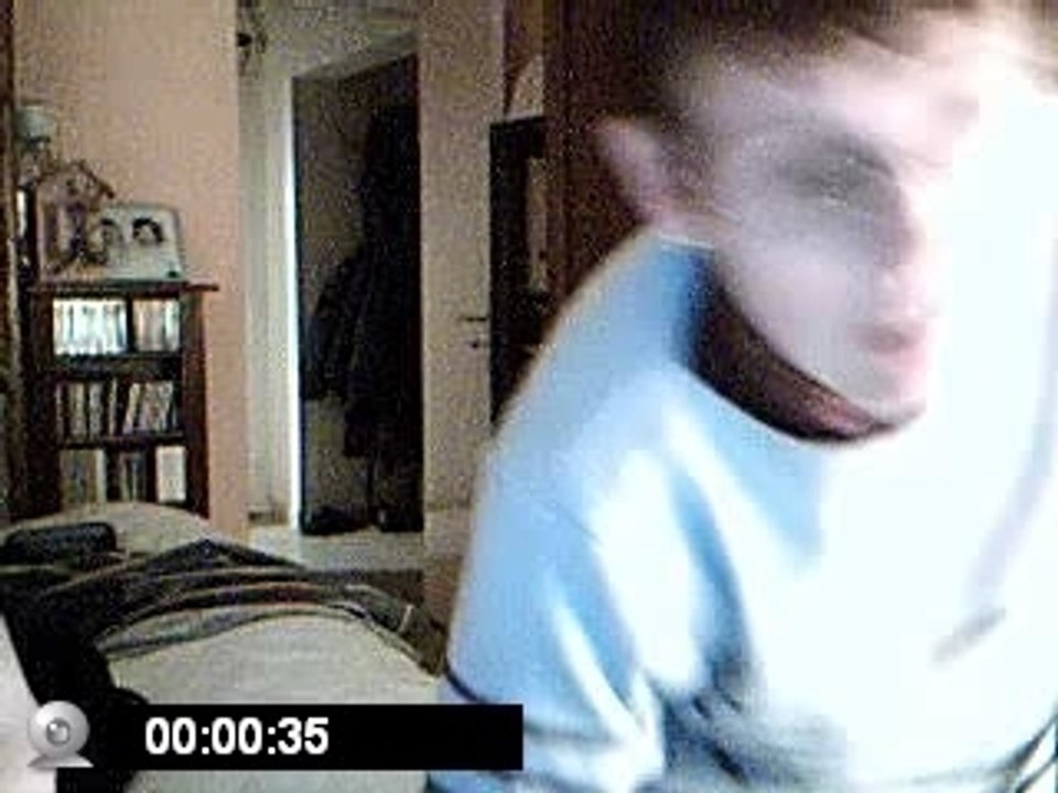 dis bonjour à la camera