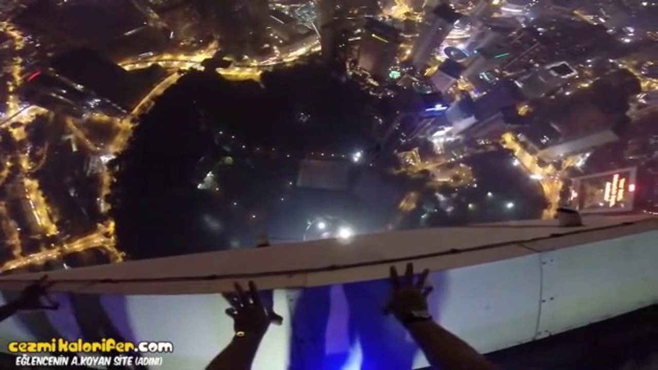 Gökdelenin Üstünden Diğer Gökdelendeki Havuza Atlamak