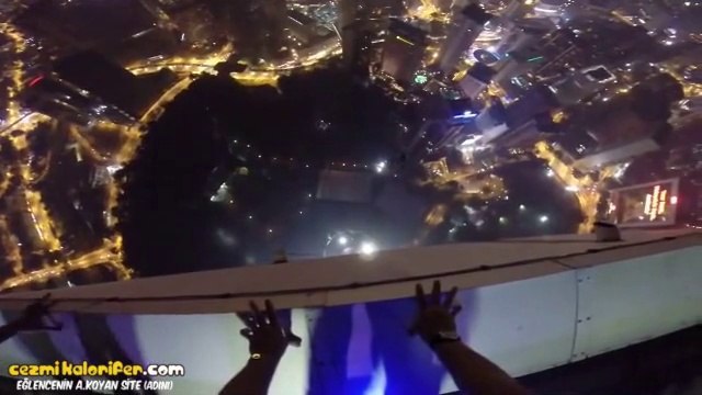 Gökdelenin Üstünden Diğer Gökdelendeki Havuza Atlamak