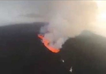Helicopter Pilot Films Eruptions at Iceland's Holuhraun Volcano