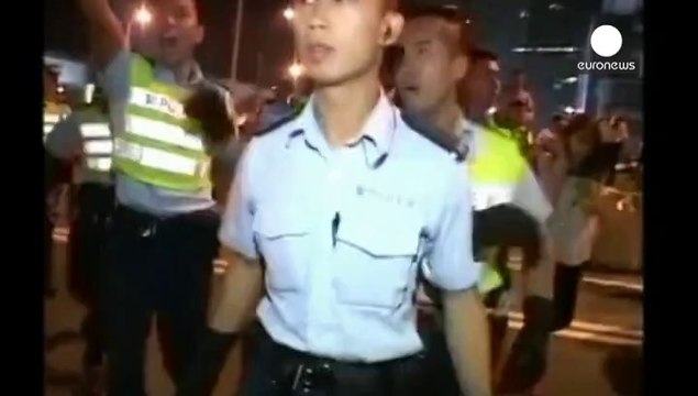 Hong Kong'da demokrasi yanlıları polisle çatıştı