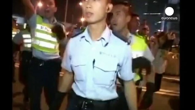 هونغ كونغ: المتظاهرون يقيمون تجمعات سلمية والشرطة متهمة بتعنيف متظاهر