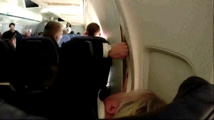 En plein vol, la cabine de l'avion se fissure