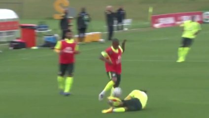Neymar mystifie Fernandinho à l&#039;entraînement ! - Vidéo Dailymotion