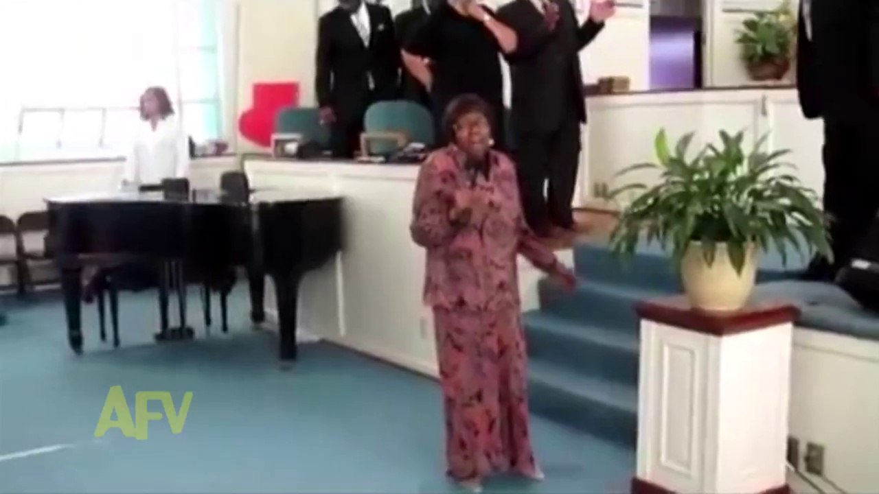 Un pasteur reprend le micro à cette horrible chanteuse.