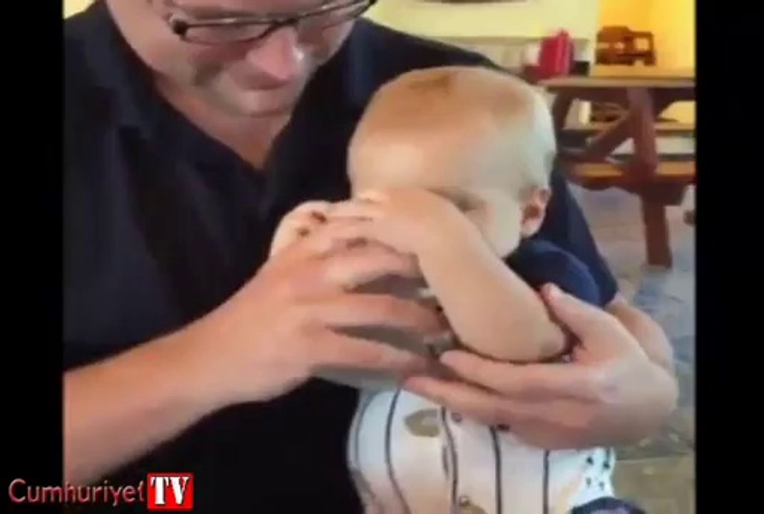 Su içince kahkaha atan bebek