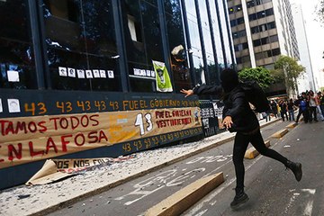 Manifestation de colère à Mexico après la disparition de 43 étudiants