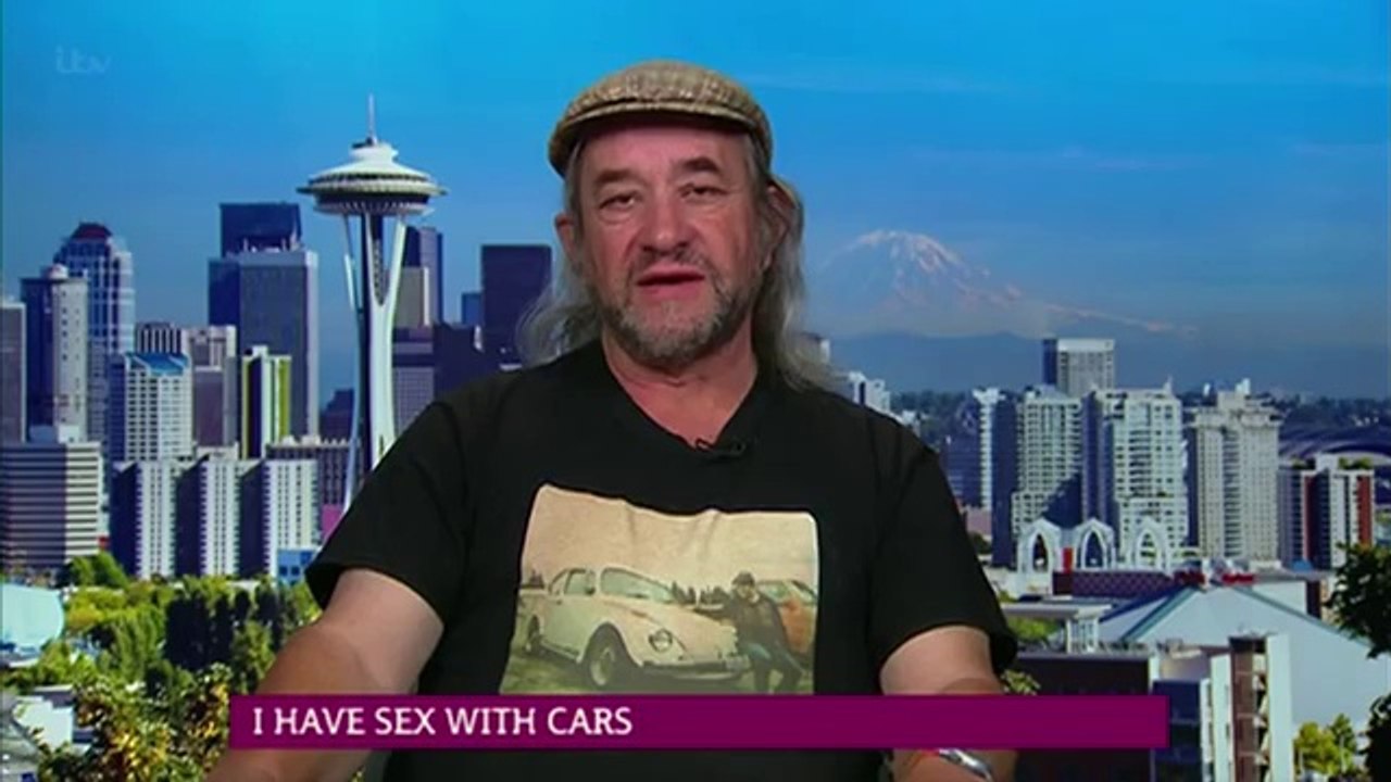 Cet homme fait des trucs avec des voitures