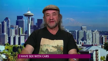 Cet homme fait des trucs avec des voitures