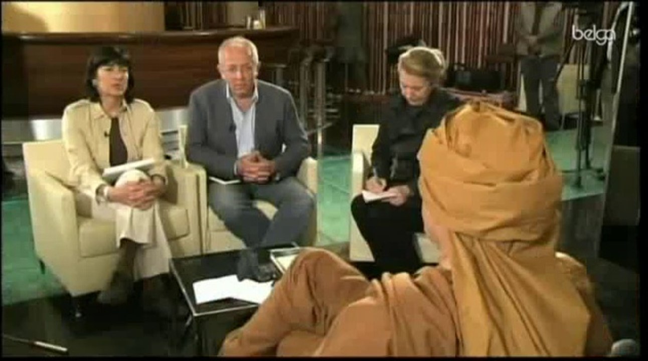 "Mon peuple m'adore", dit Kadhafi à des médias étrangers