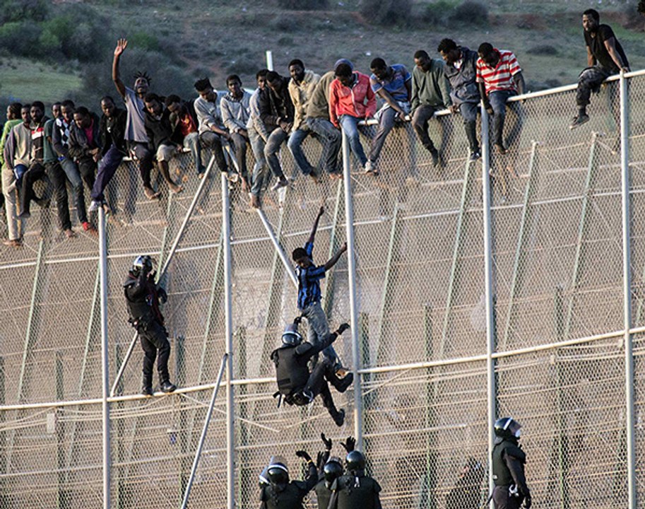 Environ 300 migrants tentent de franchir en même temps la frontière entre le Maroc et Melilla