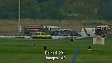 Un avion atterrit d'urgence sur une route