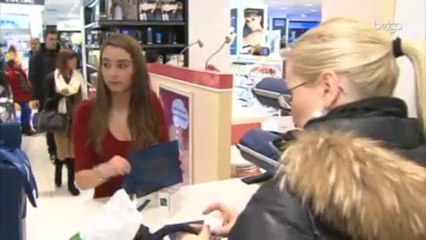 Les magasins bondés pour le premier dimanche d'ouverture