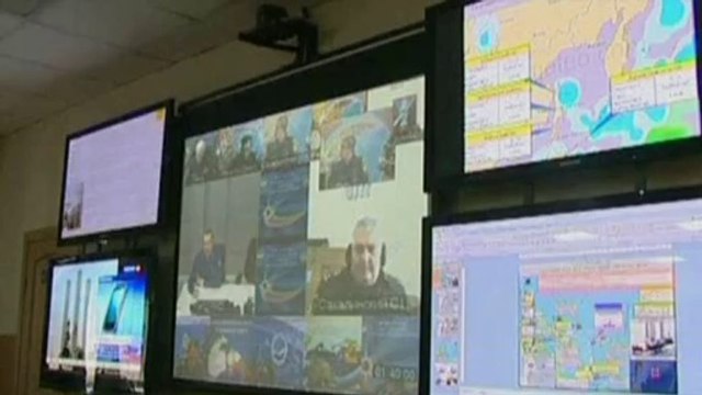 Une plate-forme pétrolière sombre