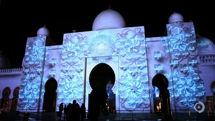 Une projection nocturne sur la mosquÃ©e dâ€™Abu Dhabi