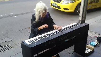 Une vieille jouer du piano et surprend les passants !