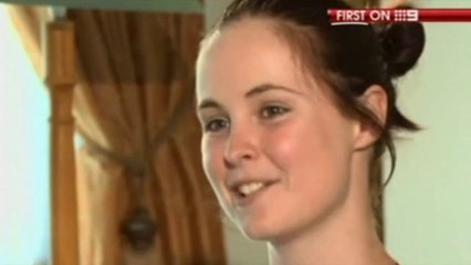 Elle survit à une chute de 100m au milieu de crocodiles