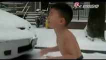 Un enfant chinois forcé d'être quasi-nu dans la neige