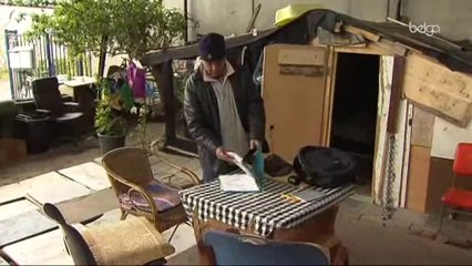 Un SDF construit sa maison sous un pont