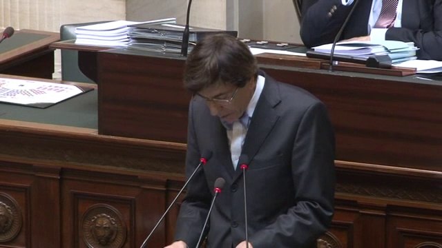 Di Rupo propose d'accélérer la réforme des dotations royales