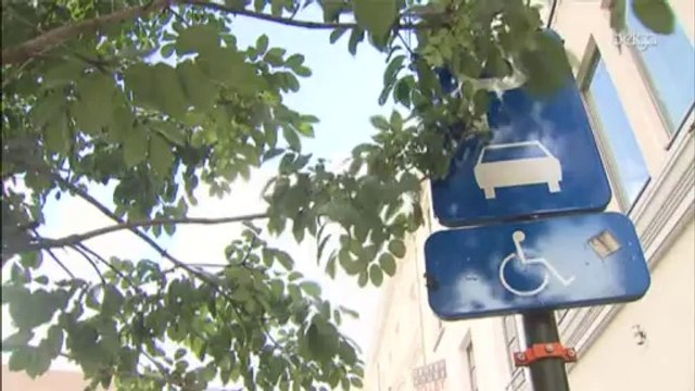 De plus en plus d'automobilistes se garent sur des places réservées aux handicapés