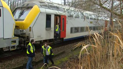 Les trois derniers wagons d'un train de voyageurs se détachent du convoi