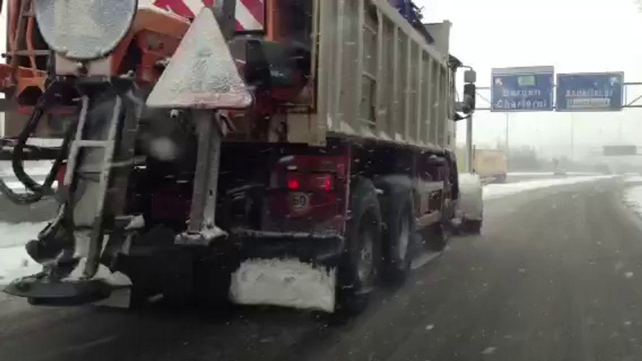 Neige: Chasse-neige et épandeuses sont de sortie