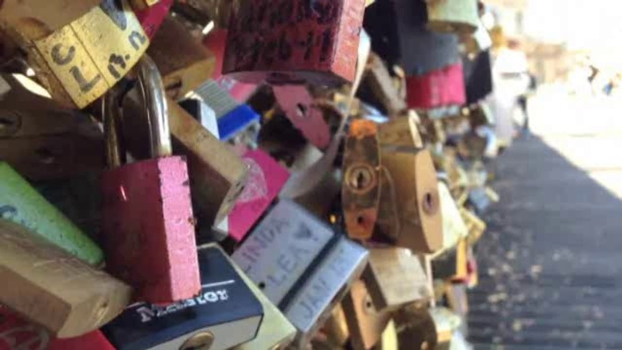 Le Pont des Arts à Paris, plombé par les "cadenas d'amour", de nouveau ouvert