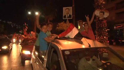Scènes de liesse dans les rues de Damas pour célébrer la victoire de Bachar Al-Assad