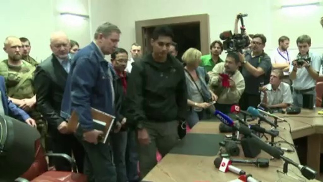 Les boîtes noires du MH17 remises à la Malaisie