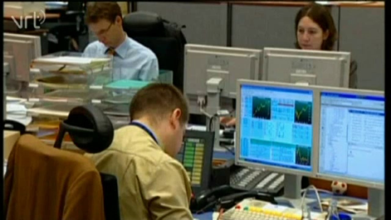 La BCE surprend en abaissant encore ses taux directeurs dans une Europe en crise