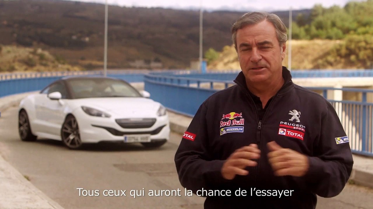 Carlos Sainz s'amuse au volant de la Peugeot RCZ R