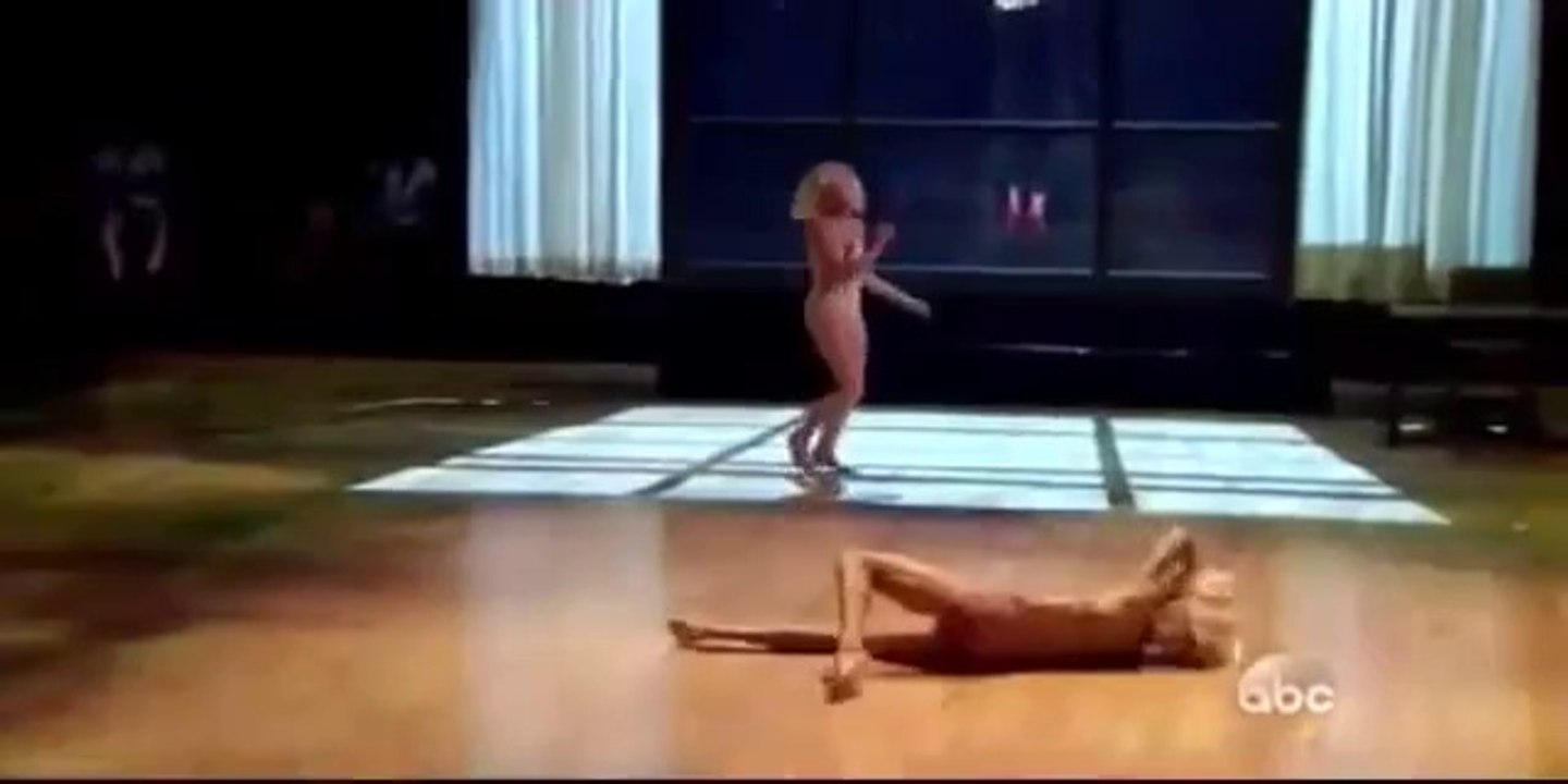 "Chandelier" de Sia : deux danseuses reproduisent en live la chorégraphie