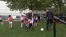 Vermelho pra ele! Prefeito de Londres faz falta em criança