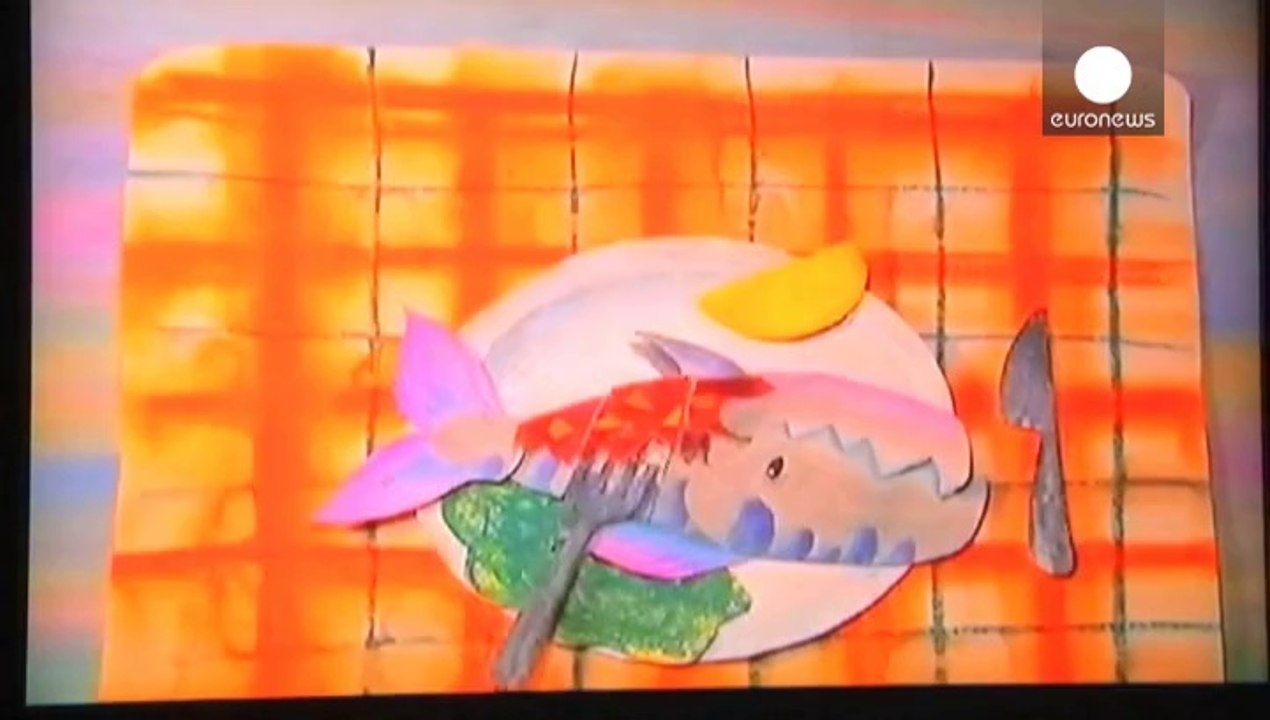 Műanyaghulladékokból készült kiállítás figyelmeztet az óceánokban úszó szemétszigetekre