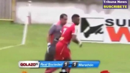 Ce gardien touche les fesses de l'attaquant, l'arbitre l'exclut !