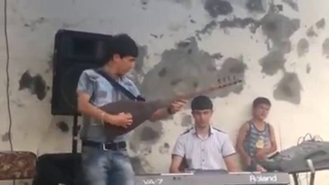 Kurtlar Vadisi Müziğini Bağlama İle Çalan Azerbaycanlı Genç