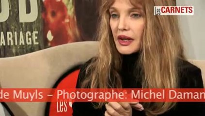 Arielle Dombasle rend visite à Paris Match