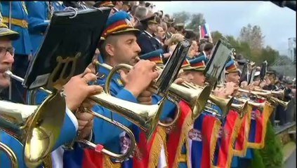 Vladimir Poutine assiste à un défilé militaire en Serbie