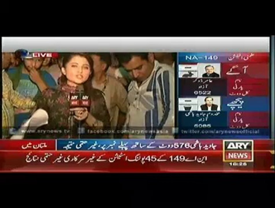 PTI Supporters Chanting "Ek Chawal aadmi , Hashmi Hashmi" Outside Multan Polling Station