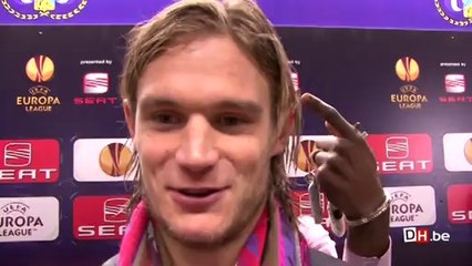 Insolite: Mbokani recoiffe Gillet en pleine interview