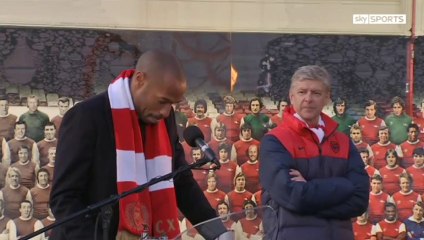 Henry ému  en découvrant sa statue