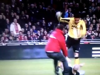 Esteban (gardien de l'AZ) se bat avec un supporter de l'Ajax