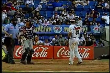 Un joueur de baseball frappe un arbitre