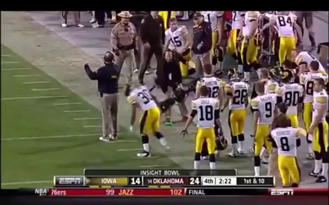 Une caméra aérienne s'écrase sur la pelouse en plein match