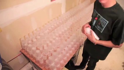 Christian s'amuse avec des gobelets