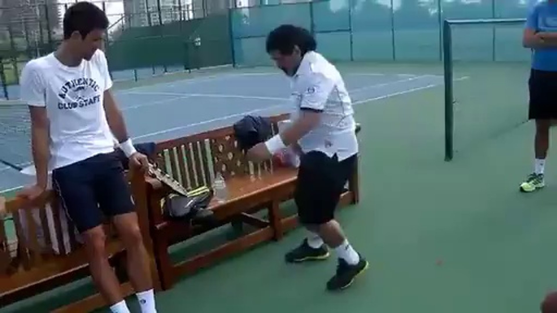 Maradona jongle avec une balle de tennis devant Djokovic - Vidéo Dailymotion
