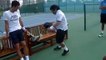 Maradona jongle avec une balle de tennis devant Djokovic