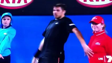 Wawrinka touche les seins d'une juge de ligne en plein match