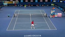 Superbe réflexe d'un ramasseur de balle lors du match Nadal - Federer